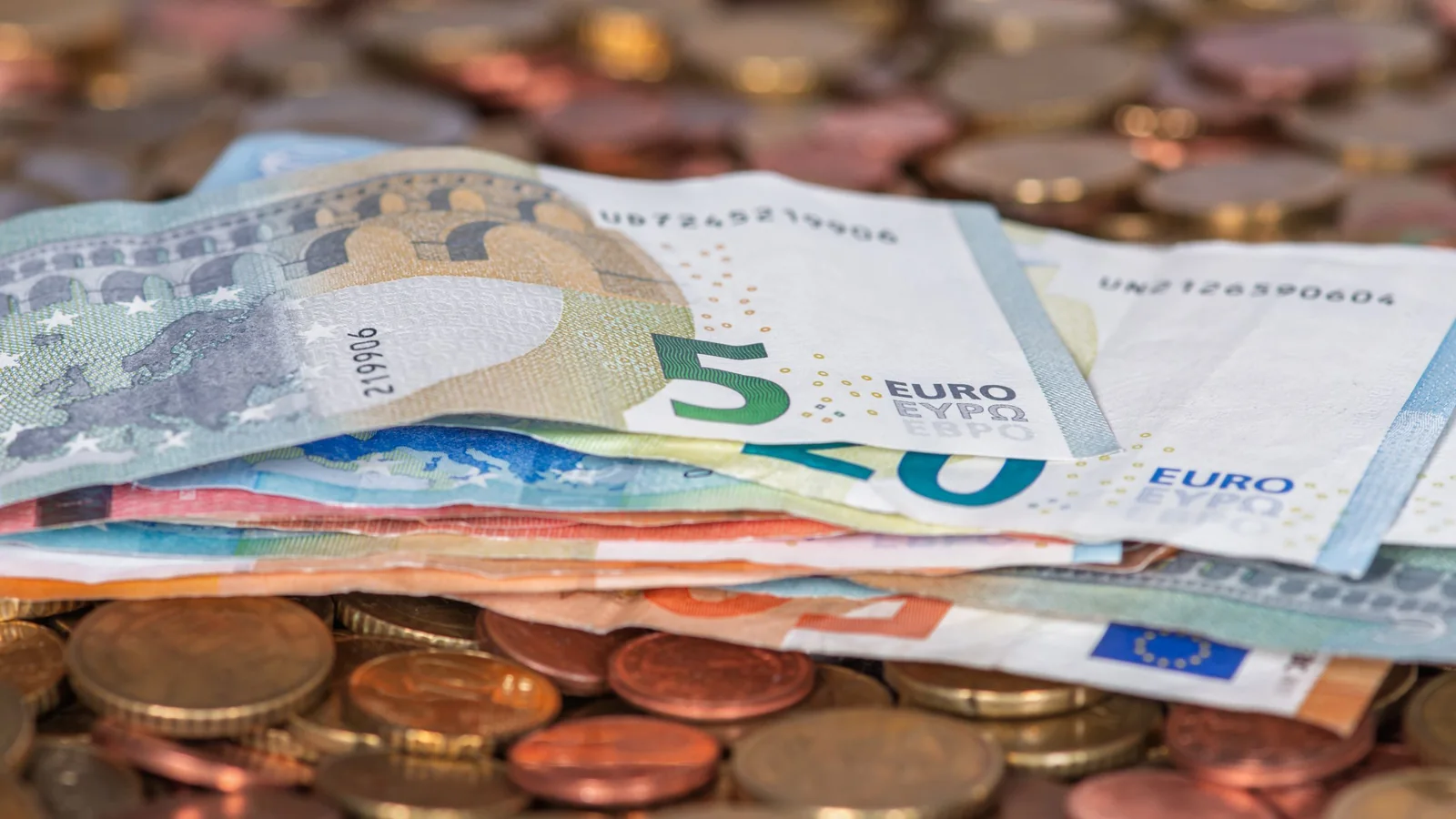 Euro-Banknoten auf Euro-Münzen – Preise für Valet Parking am Flughafen Düsseldorf