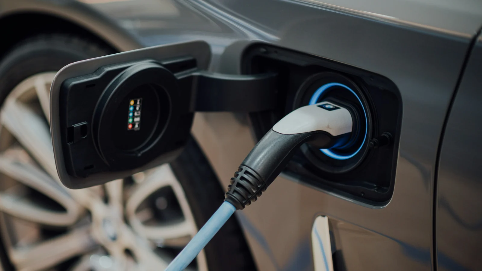 Ladestecker in der Ladebuchse eines Elektroautos – Ladeservice beim Valet Parking am Flughafen Düsseldorf