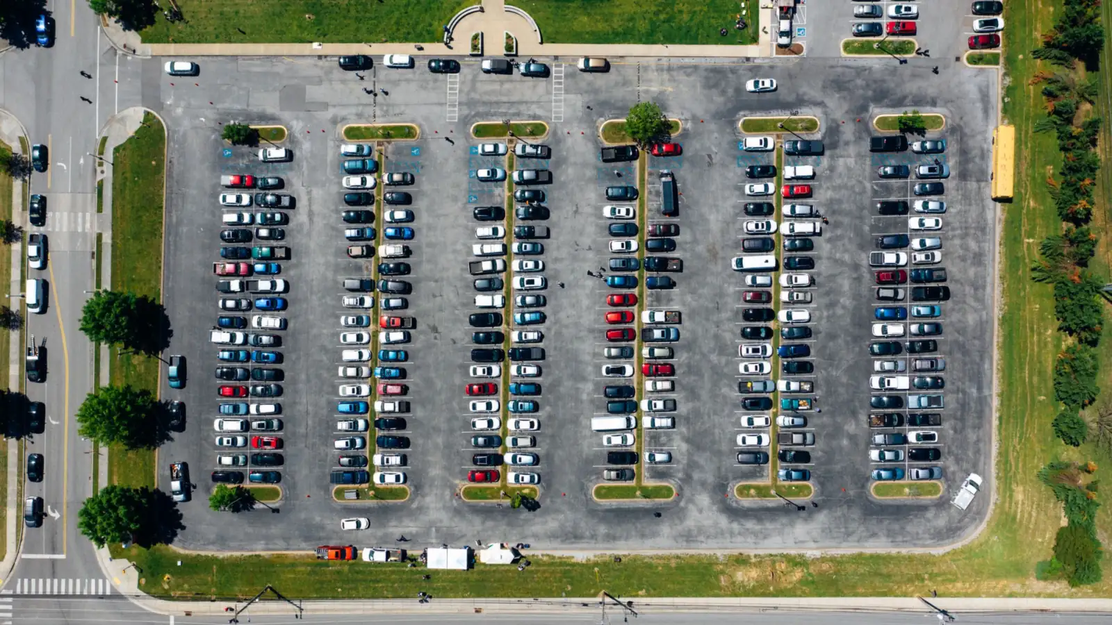 Großer Parkplatz mit Autos in Reihen von oben – Stellplatzwahl Parkplatz oder Parkhaus beim Valet Parking