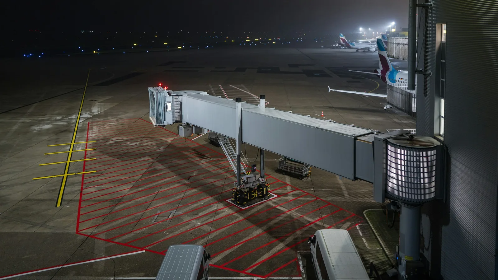 Fluggastbrücke und Vorfeld am Flughafen Düsseldorf bei Nacht – Rückkehr und Auto-Rückgabe beim Valet Parking